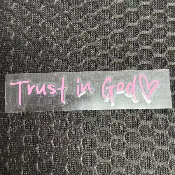 Trust in God Bakspeil Klistremerke